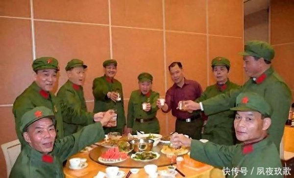 大鑫优配资讯 老战友聚会，不宜穿军装、佩戴军衔等，还是穿军旅纪念衫得体