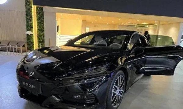 典丰投资 开上腾势Z9有多爽？动力猛如风，科技感爆棚！