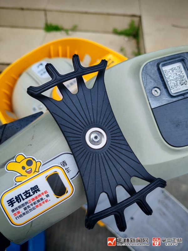 广州米牛 共享电单车加装手机支架操作简便，支持旋转调节，方便骑行导航